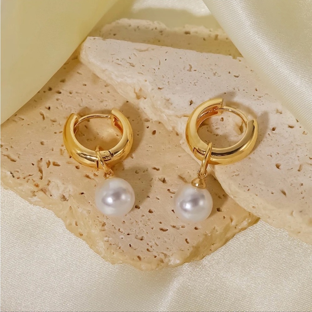 Gold-Plated Geometric CC Shape Pearl Huggies